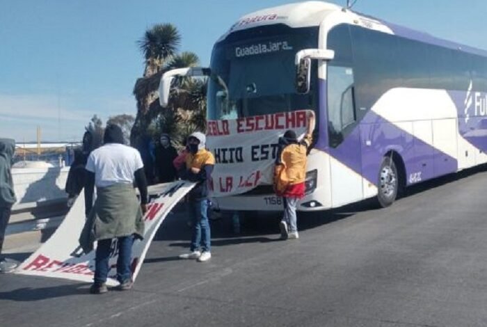 Estudiantes de la Normal Luis Villarreal el Mexe Secuestran Cinco Unidades de Transporte y Provocaron Bloqueos Parciales en El Sur de Pachuca este miércoles.
