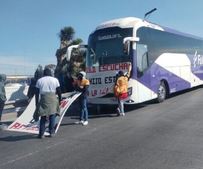 Estudiantes de la Normal Luis Villarreal el Mexe Secuestran Cinco Unidades de Transporte y Provocaron Bloqueos Parciales en El Sur de Pachuca este miércoles.