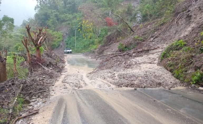 Dependencias Atienden Afectaciones Suscitadas en Los Últimos Días en 18 Caminos de 11 Municipios