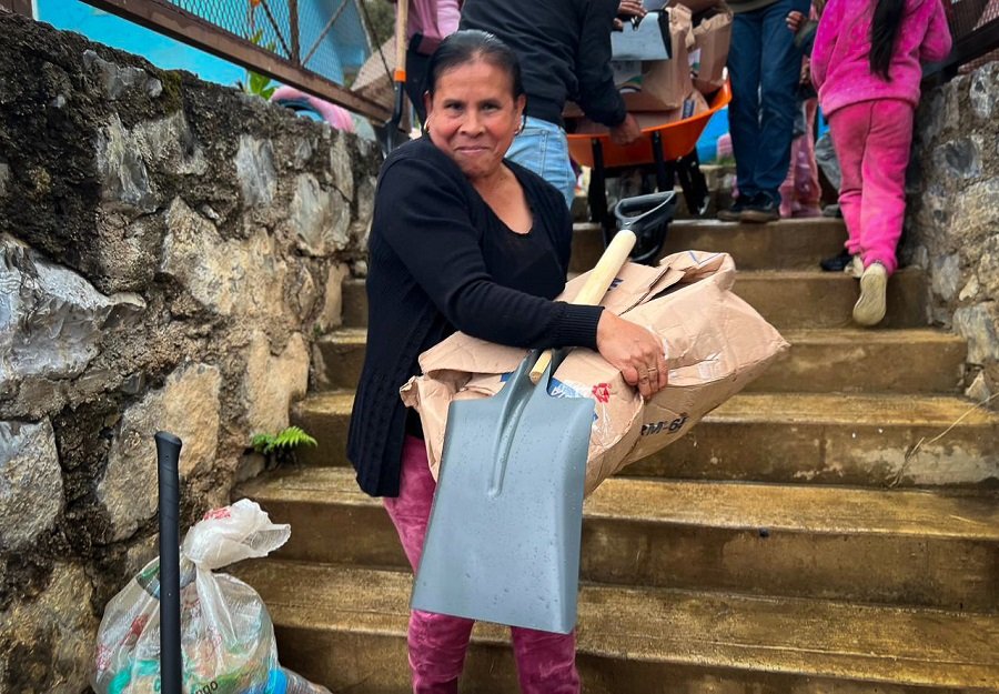 Despacho del Gobernador Entrega Herramientas Donadas a Familias Damnificadas