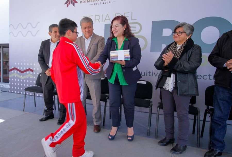 IHE Acerca La Lectura a la Comunidad Estudiantil Con Feria Literaria