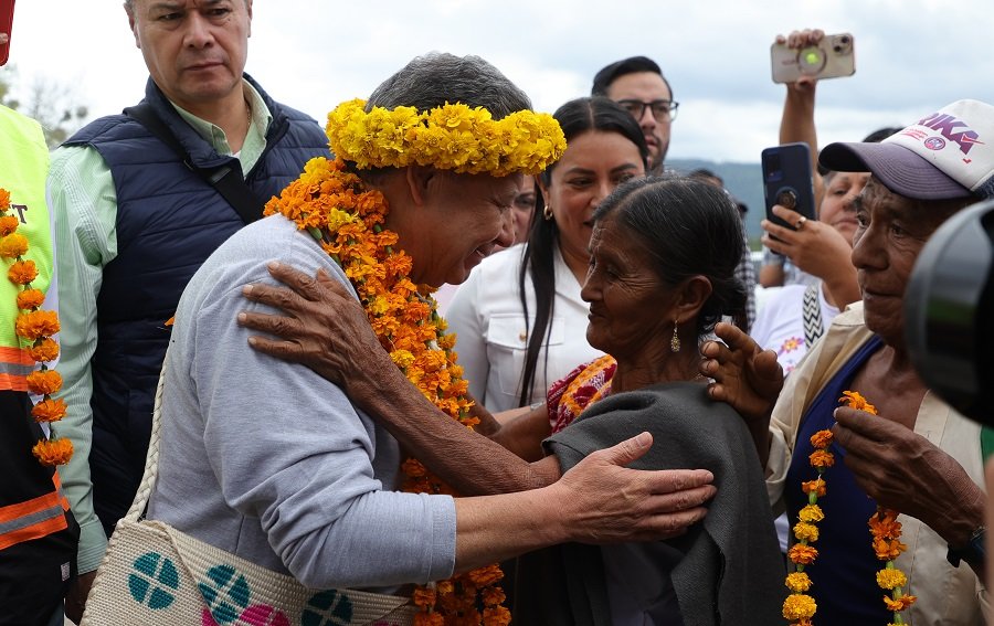 Julio Menchaca recorre comunidades afectadas de la Huasteca hidalguense