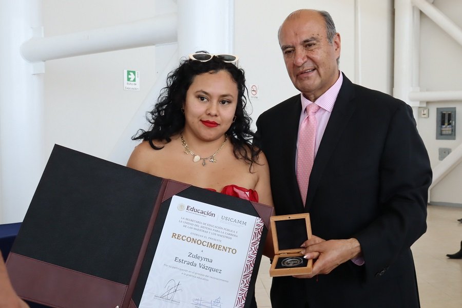 Entregan Medallas y Reconocimientos a  111 Maestros y maestras Docentes en la Práctica Educativa 2025