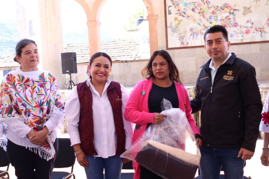 Personas Artesanas Damnificadas Reciben Apoyos del Gobierno de Hidalgo y Fonart