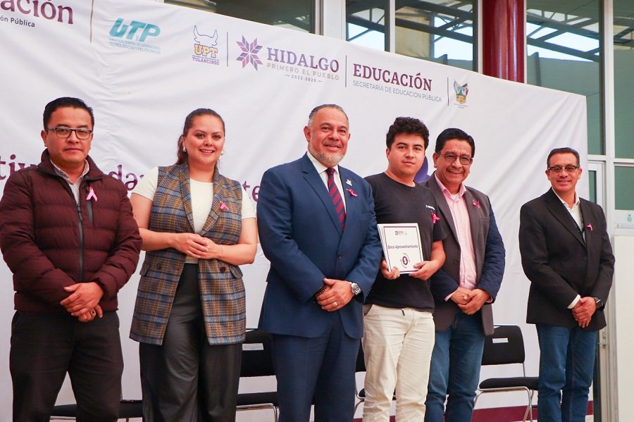 Reconocen a Estudiantes de la UPT Con Becas