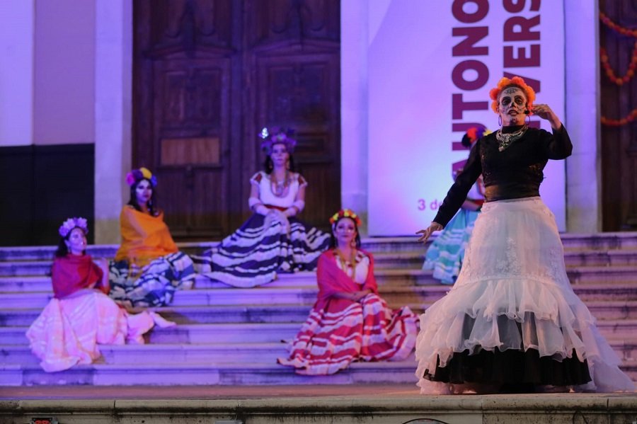 UAEH cerró el Festival “Entre Muertos y Catrinas” con Humor y Folclor Mexicano