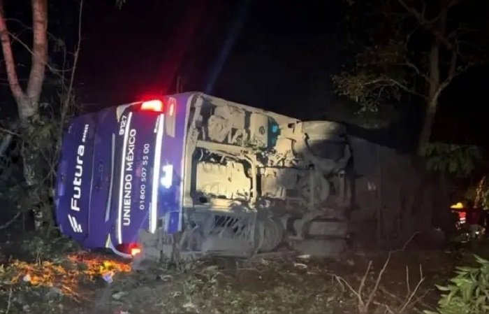 Autobús de Pasajeros Futura Cayó a Un Barranco en Chalchocotipa, Municipio de Tlanchinol: Saldo 5 Muertos y 27 Heridos