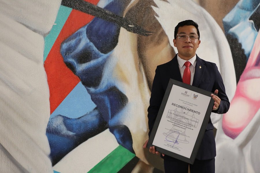 Estudiante Garza recibe premio estatal por promover democracia e inclusión LGBTI