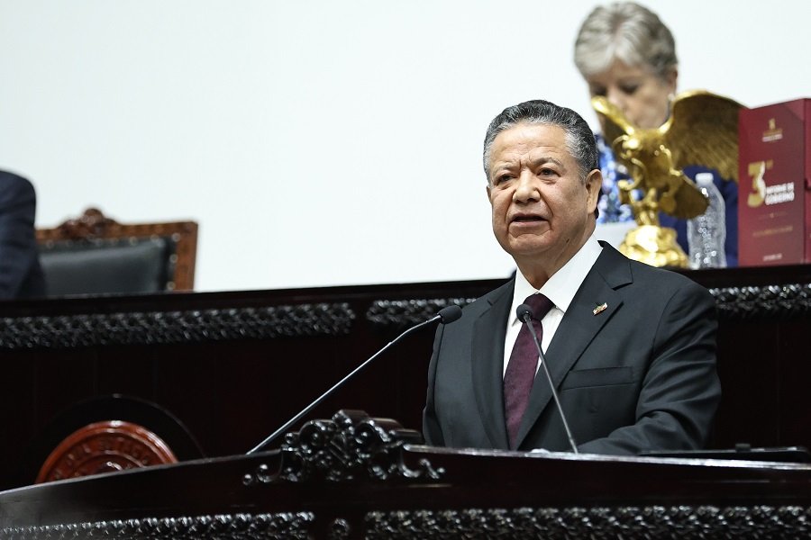 Julio Menchaca presentó iniciativas para fortalecer al servicio público