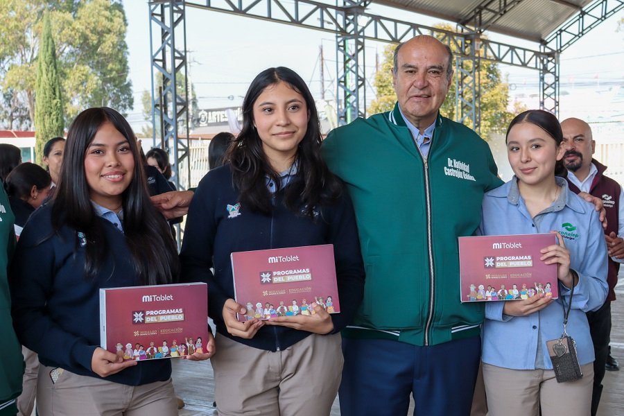 100% de Alumnos del Conalep Tulancingo Reciben Tabletas Electrónicas
