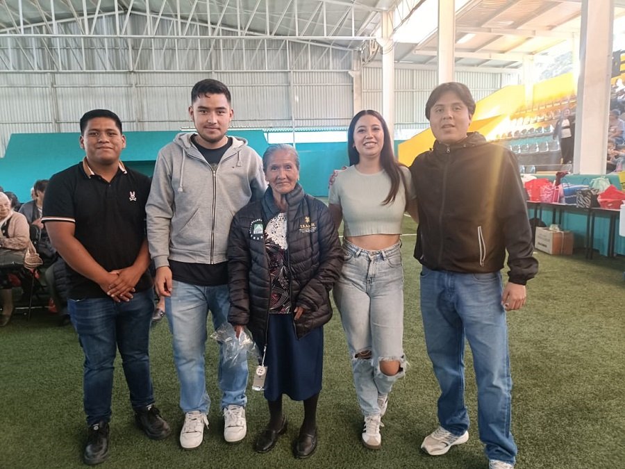 Universidad Tecnológica de la Sierra Hidalguense Como Parte del Programa “Abriga a un Adulto Mayor”, Entrega Chamarras a Personas Mayores