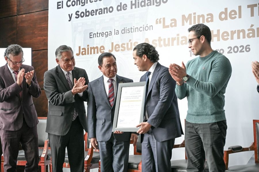 Andrés Velázquez Vázquez, entregó la distinción “La Mina del Tiempo”, de manera póstuma, a Jaime Jesús Asturiano Hernández, fundador del Grupo Tele Urban