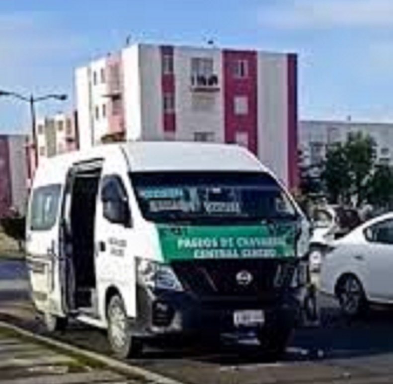 Choca Urvan de Transporte Público con un Auto Particular en Mineral de la Reforma
