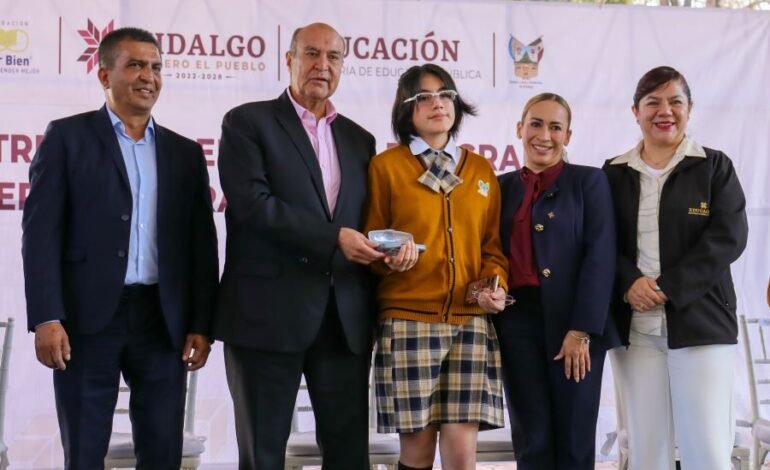 Estudiantes de Tepeji y Atotonilco de Tula reciben lentes para mejorar su aprendizaje