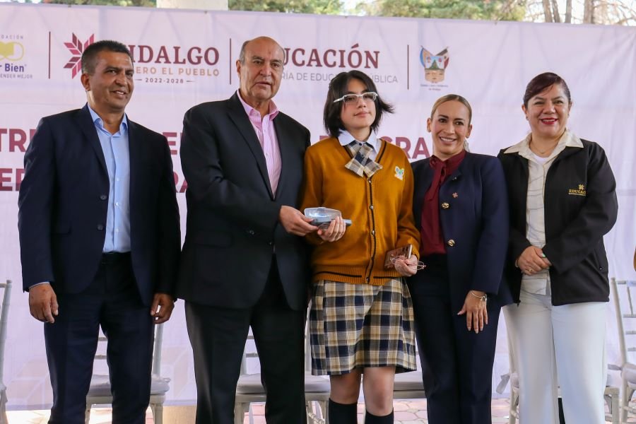 Estudiantes de Tepeji y Atotonilco de Tula reciben lentes para mejorar su aprendizaje