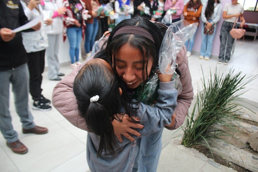 Estudiantes de la UTSH donan sudaderas al Sistema DIF Hidalgo