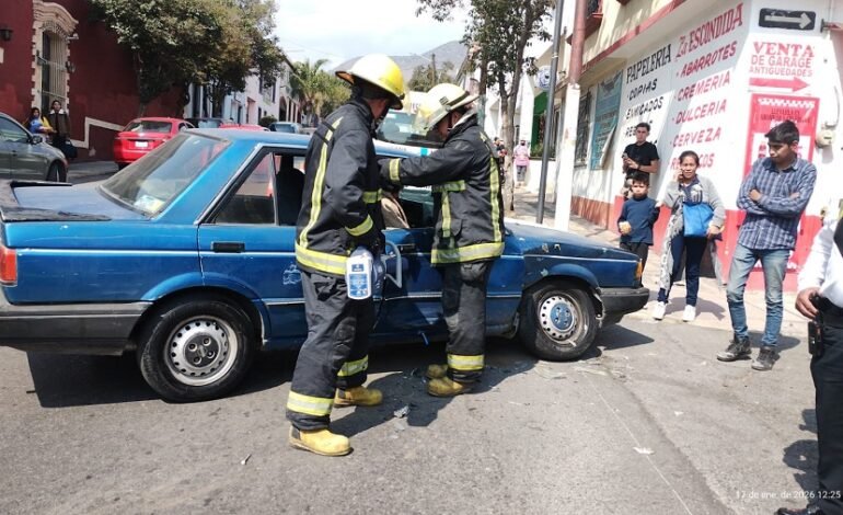 Percance automovilístico en la colonia Centro de Pachuca, sobre la calle Fernando Soto