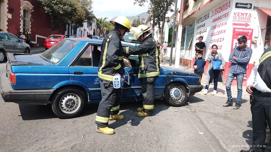 Percance automovilístico en la colonia Centro de Pachuca, sobre la calle Fernando Soto