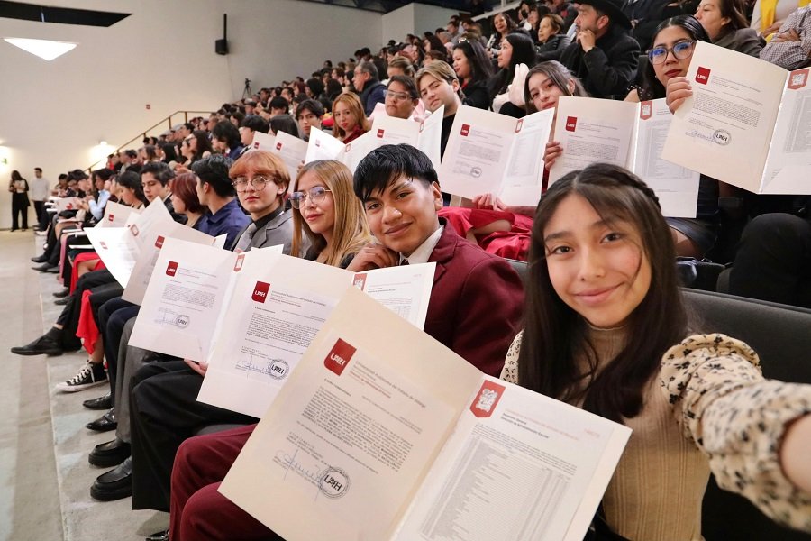 Preparatoria 4 Entrega Certificados de Bachillerato a Estudiantes Egresados