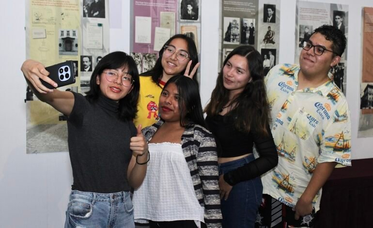 Selfies: El Nuevo Rostro de la Identidad Juvenil