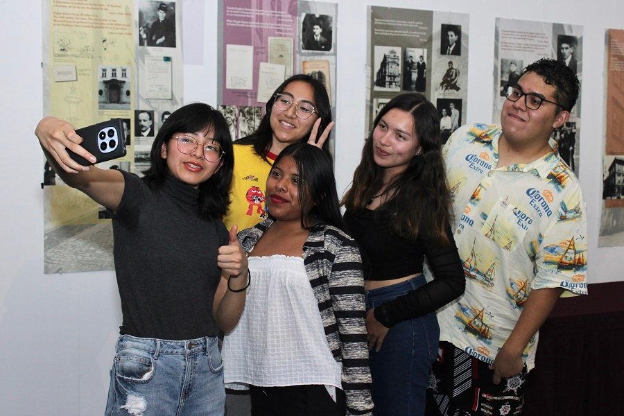 Selfies: El Nuevo Rostro de la Identidad Juvenil