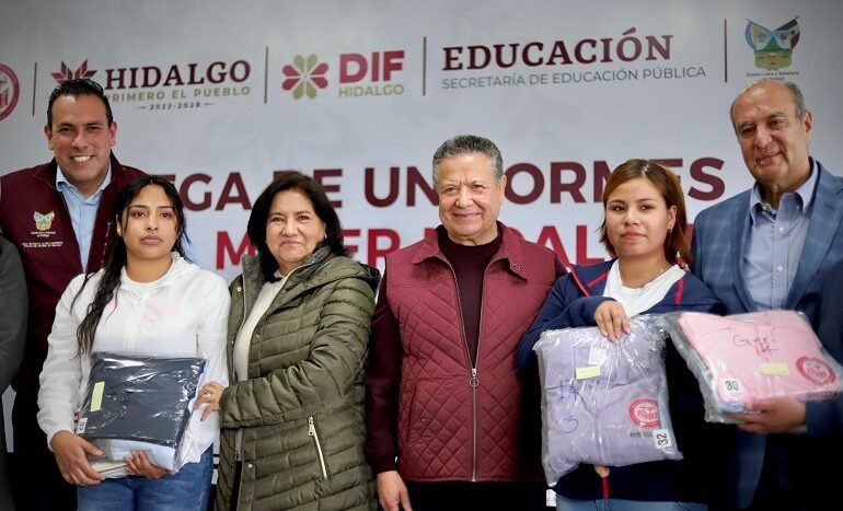 Entrega Simbólica de Uniformes Escolares Para Alumnas de Diferentes Centros de Asistencia Social