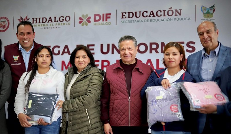 Entrega Simbólica de Uniformes Escolares Para Alumnas de Diferentes Centros de Asistencia Social
