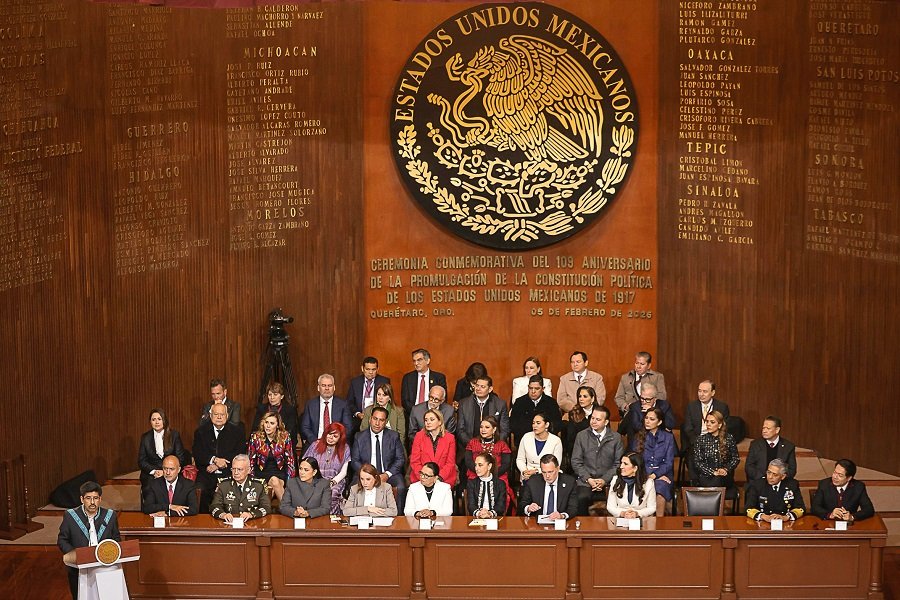 Julio Menchaca participa en ceremonia para conmemorar la promulgación de la Constitución Mexicana