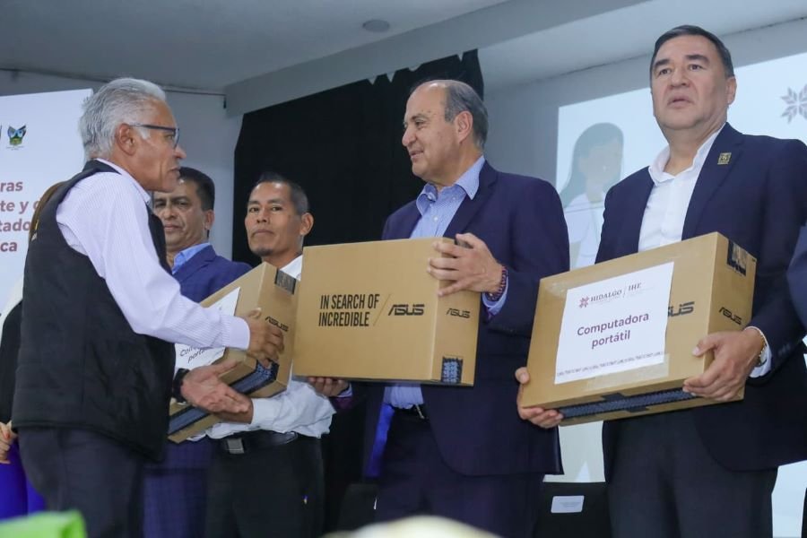 Gobierno de Julio Menchaca Entregó Computadoras a Docentes Afectados Por Vaguada Monzónica