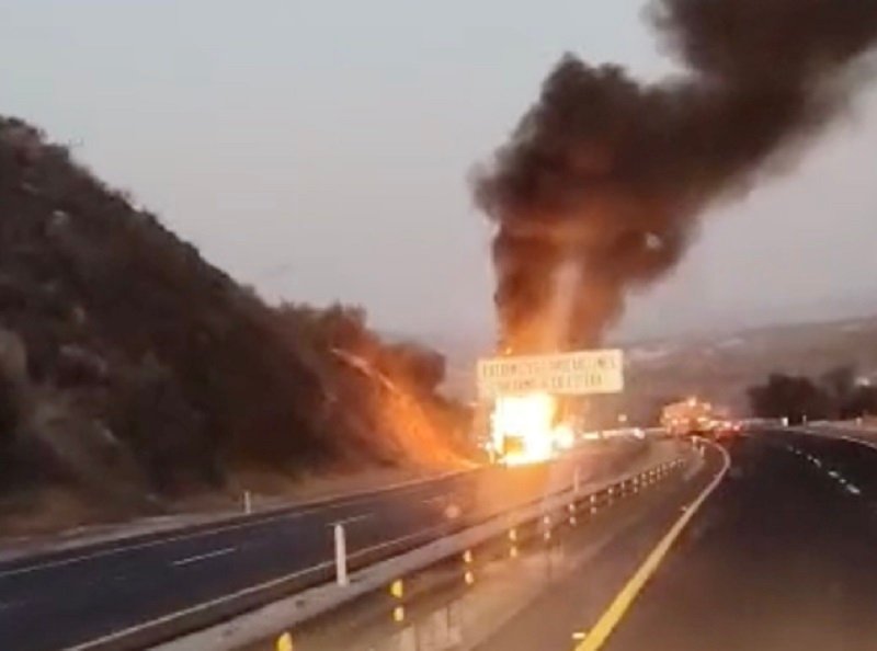 Un Trailer Se Incendia en La Autopista México-Tuxpan a La Altura de  La Comunidad de Azelotla
