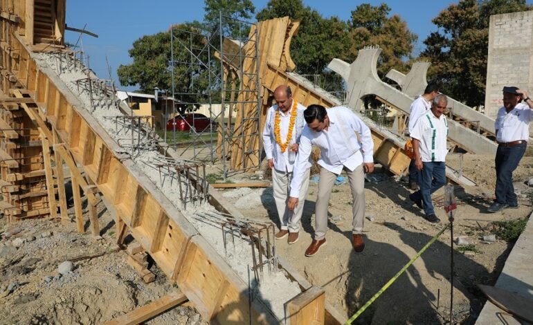 Avanza construcción del Auditorio con Cancha de Usos Múltiples en la UTHH