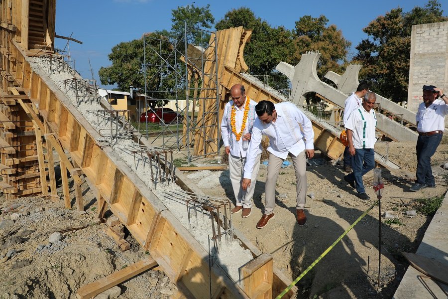 Avanza construcción del Auditorio con Cancha de Usos Múltiples en la UTHH