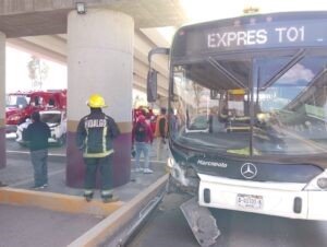 Choca Tuzobus con una Grua, Muere una Mujer de 59 Años, Hay Once Lesionados