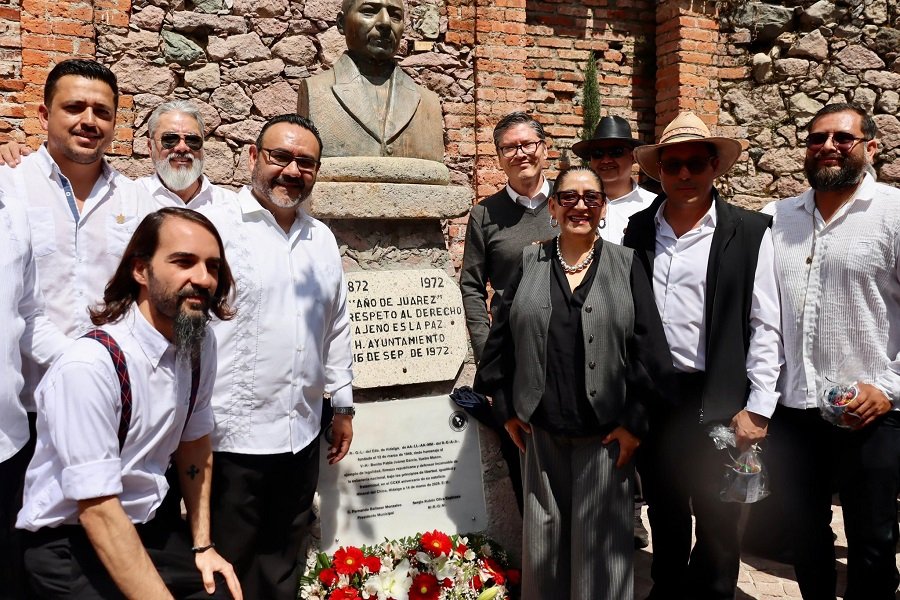 Colocan Placa Conmemorativa en Honor al Benemérito en Mineral del Chico
