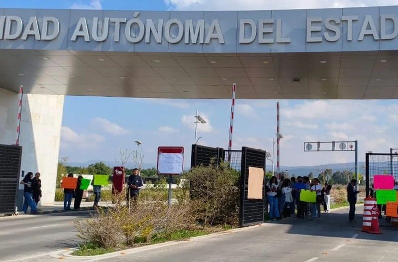 Docentes  de ICAP de la UAEH Protestan en Ciudad Universitaria Porque en la Revisión Contractual 2026-2028 Realizaron Cambios en Prestaciones Laborales.