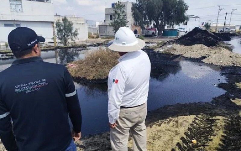 Fuga de Combustible en Ducto de Pemex en Santiago Tlapacoya, Inunda Terreno