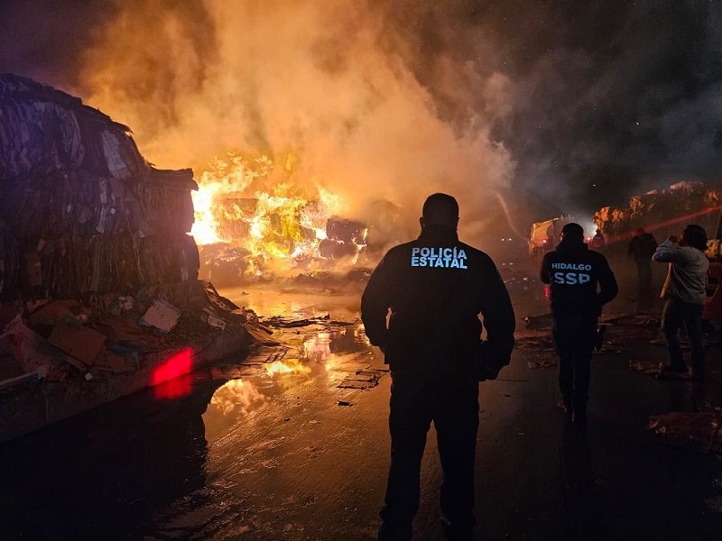 Incendio en la Empresa Bio Pappel, Ardieron 500 pacas de cartón, 600 kilogramos, Bomberos Tardaron más de 18 Horas en Sofocarlo
