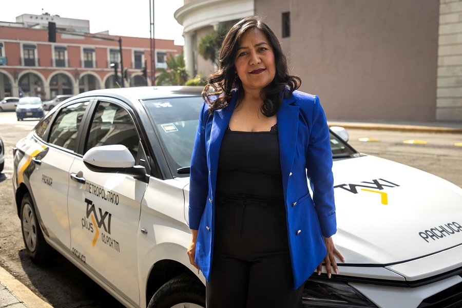 Mujeres al volante: Maura García Encuentra en el Taxi una Nueva Ruta Profesional