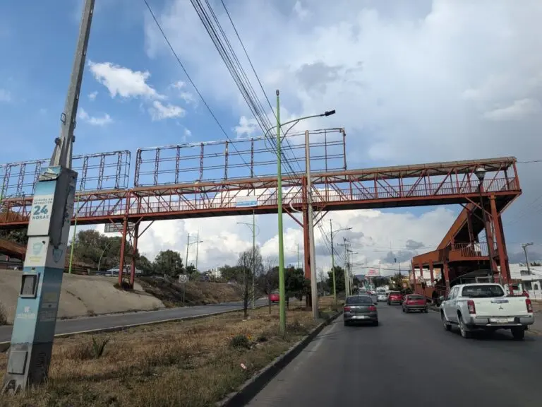 Una Mujer se Arrojo Desde un Puente a la Altura de Plaza Q, en  Mineral de la Reforma.
