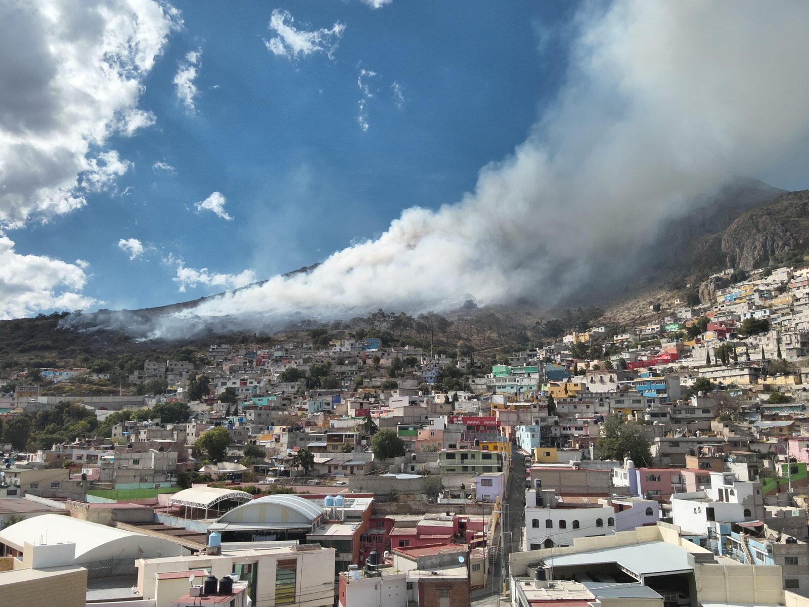 Incendio del Cerro San Cristobal Causo Pánico en Pachuca, Debido a una Densa Cortina de Humo que invadió grandes sectores