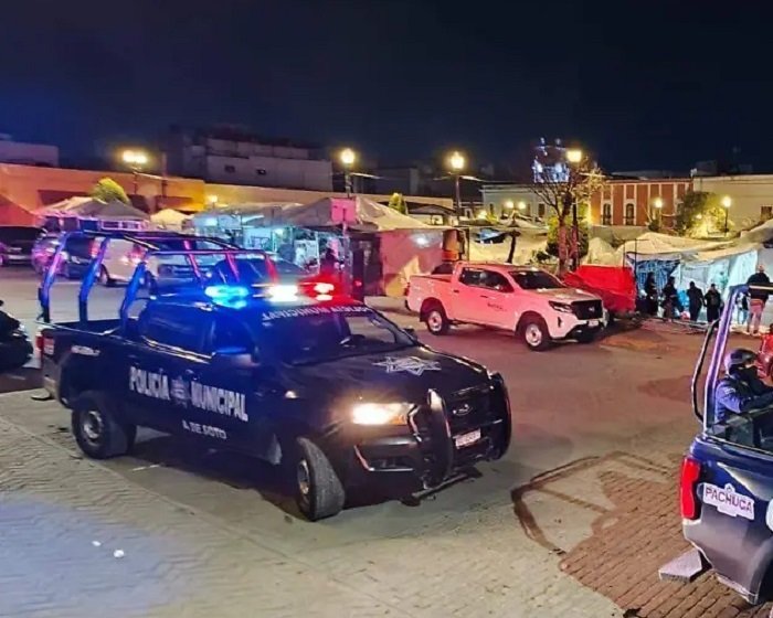 Retiran a los Ambulantes de la Plaza Constitución. “La instrucción fue clara: el jueves 16 de abril el sitio debe amanecer limpio”