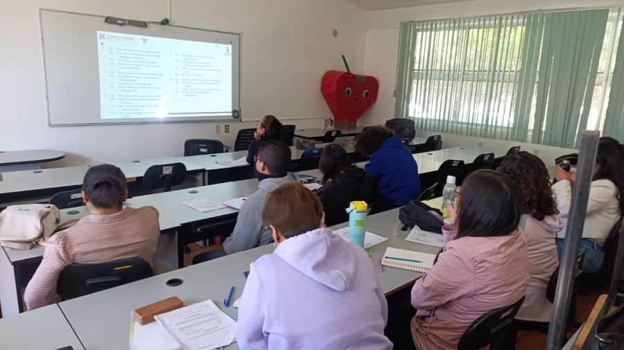 Capacitan en Enseñanza del Inglés a Docentes de la Región Tenango de Doria