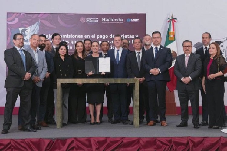 Claudia Sheinbaum Firma Acuerdo Para Reducir Comisiones en Pagos de Gasolina y Diésel Con Tarjetas y Vales en Gasolineras