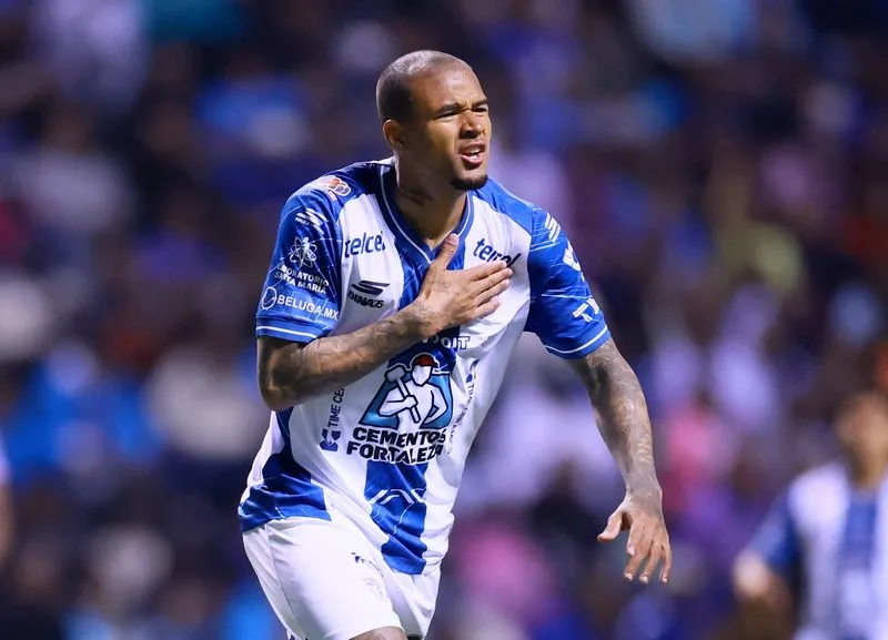 Pachuca Sorprende al Cruz Azul Con 2 Golazos de Kenedy Vence a Cruz Azul