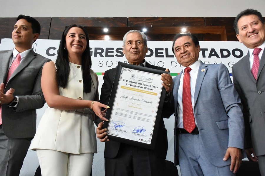 Congreso de Hidalgo entregó la distinción “La Mina del Tiempo” al Músico Adelfo Hernández.