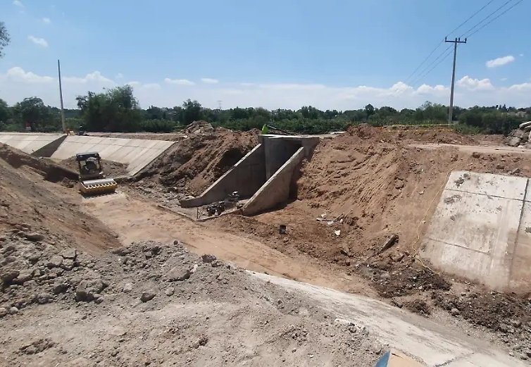 Empresas Retiran Losas Por Fallas En Revestimiento del canal Tlamaco-Juandhó En Atitalaquia