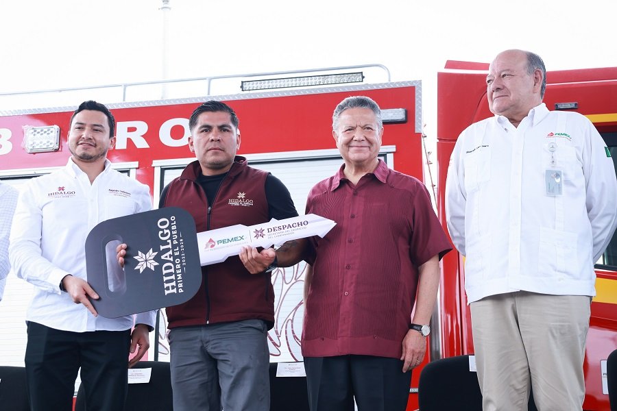 Pemex Dono una inversión total de 84.6 millones de pesos Para obras de pavimentación, maquinaria, equipo medico