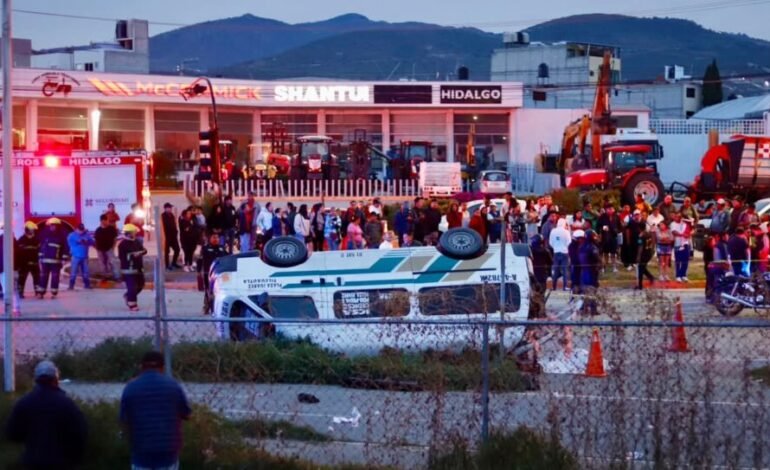 Volcó Colectiva Sobre El Bulevar Minero en Pachuca; Saldo Un Muerto y 17 Heridos