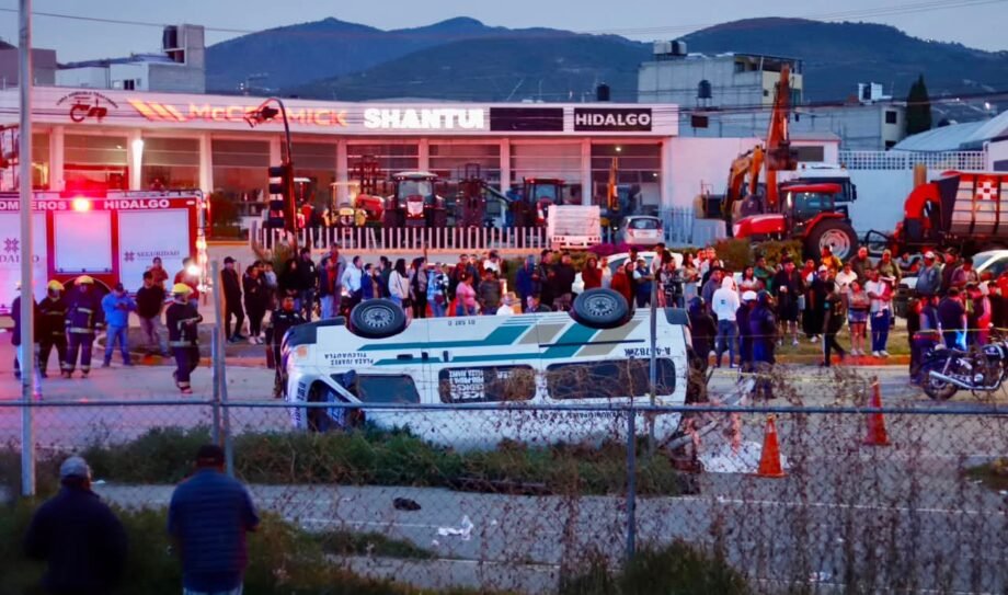 Volcó Colectiva Sobre El Bulevar Minero en Pachuca; Saldo Un Muerto y 17 Heridos