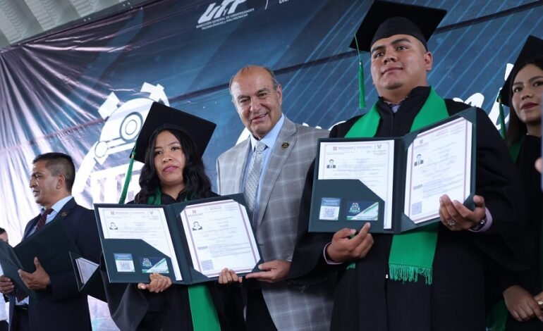 Natividad Castrejón encabeza entrega de 214 títulos profesionales en la UTMZ